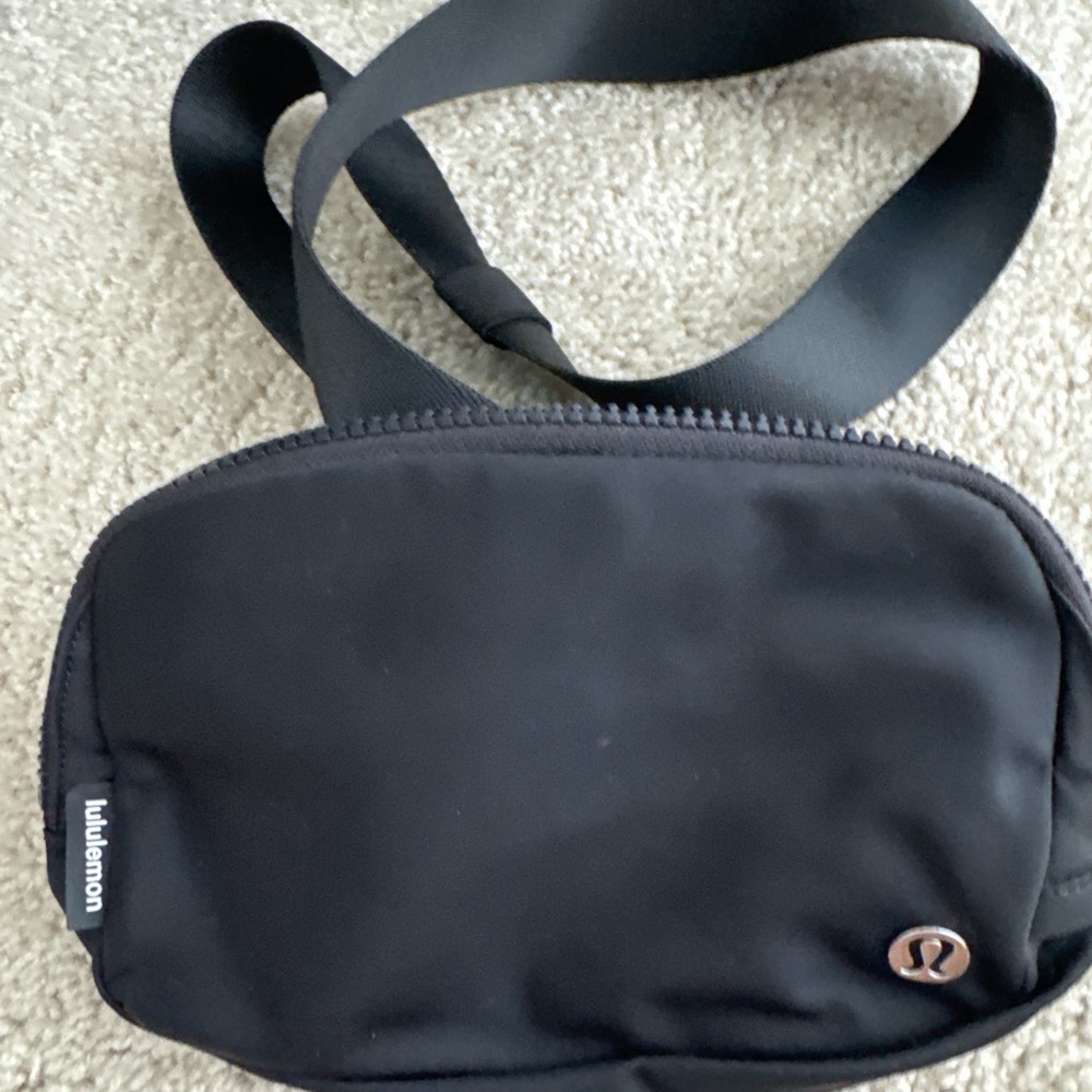 Lululemon Everywhere Black Belt Bag